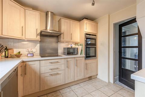 12 Gaveston Close, Byfleet, West Byfleet, KT14 7HE