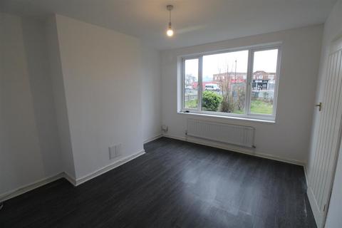 3 bedroom end of terrace house to rent, Ellerburn Avenue, Hull