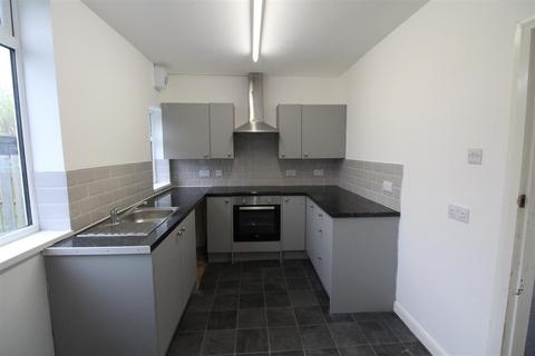 3 bedroom end of terrace house to rent, Ellerburn Avenue, Hull
