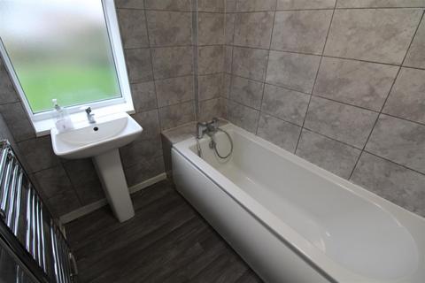 3 bedroom end of terrace house to rent, Ellerburn Avenue, Hull