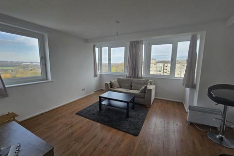 2 bedroom flat to rent, Kersal Way, Salford M7