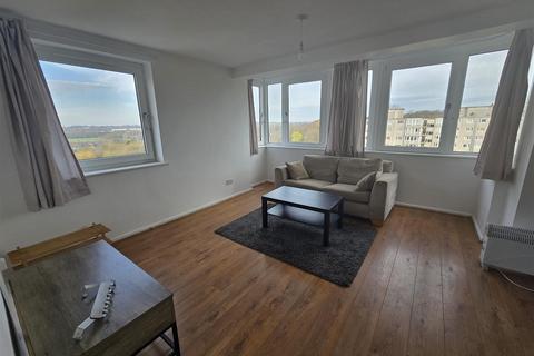 2 bedroom flat to rent, Kersal Way, Salford M7