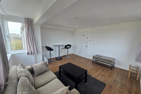 2 bedroom flat to rent, Kersal Way, Salford M7