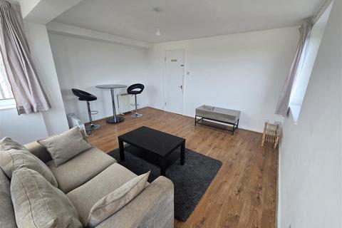 2 bedroom flat to rent, Kersal Way, Salford M7
