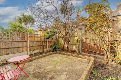 3 bedroom terraced house to rent, Millfields Road, Hackney, E5