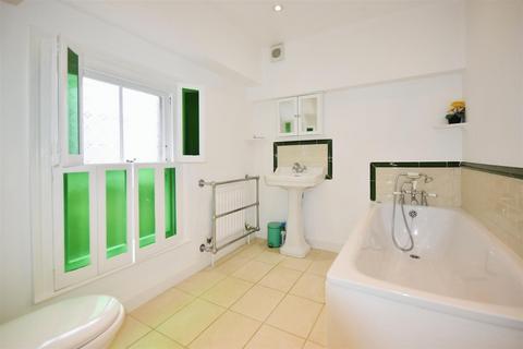 35 Braemar Road, Brentford, TW8 0NS