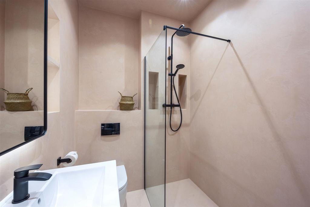 7 C Queen Sq Bathroom.jpeg
