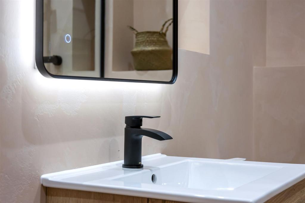 7 C Queen Sq Bathroom 2.jpeg