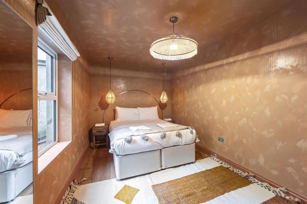 7 C Queen Sq Bedroom.jpeg