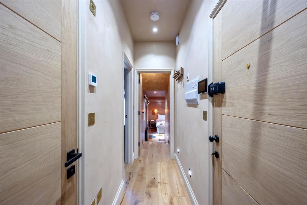 7 C Queen Sq Hallway.jpeg