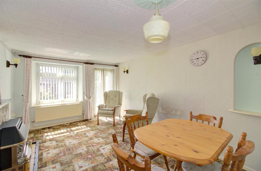 Sitting/dining room