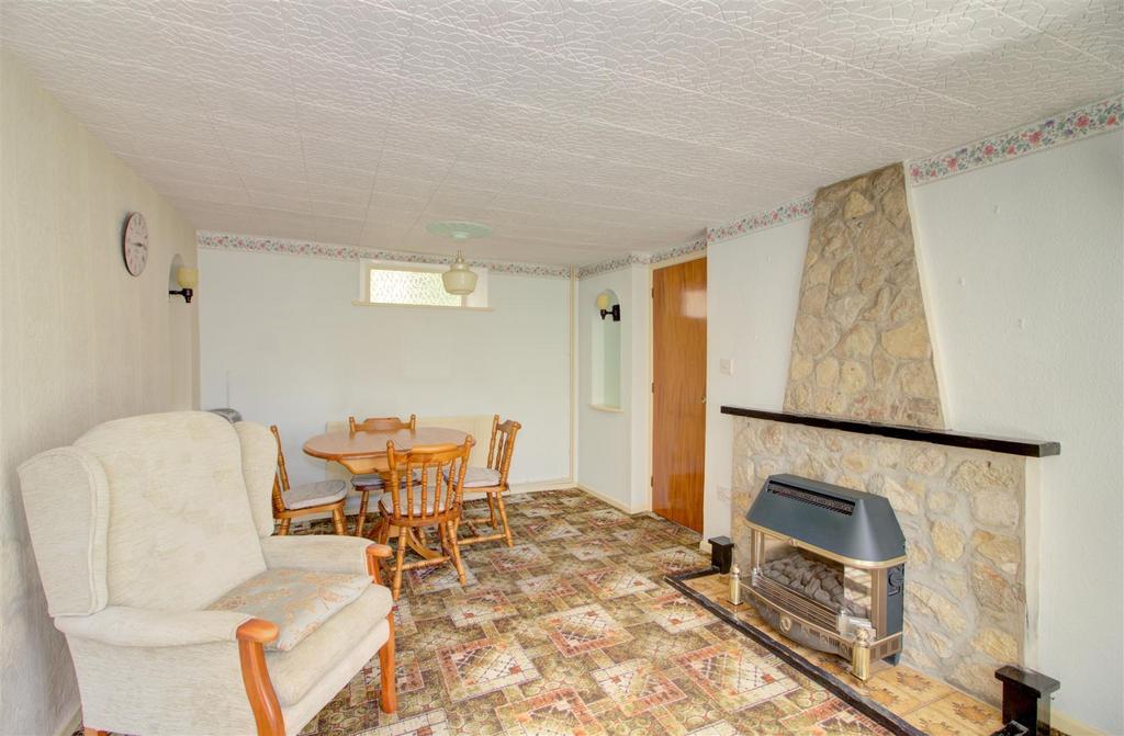 Sitting/dining room