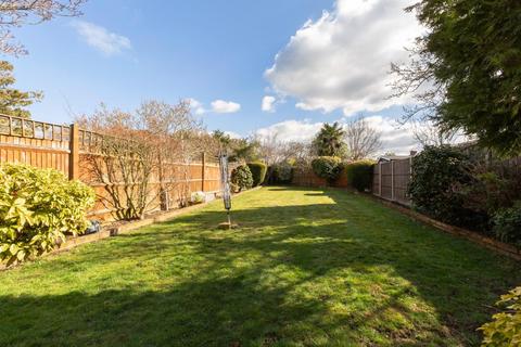 4 bedroom semi-detached house for sale, Bradford Drive, Epsom