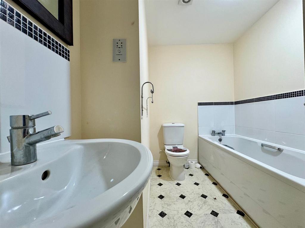 Bathroom 3.jpg