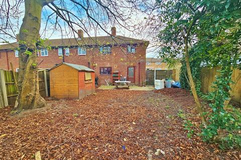 3 bedroom end of terrace house to rent, St. Michaels Road, Woking, Surrey, GU21