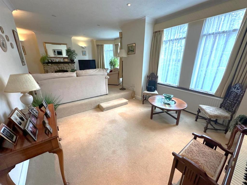 Living Room 1.jpg