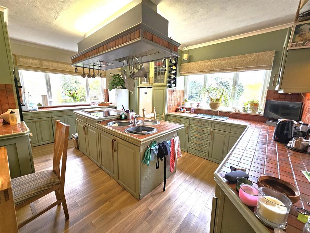 Kitchen1.jpg
