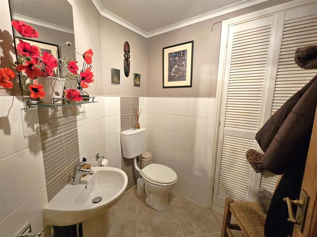 Downstairs Cloakroom WC..jpg