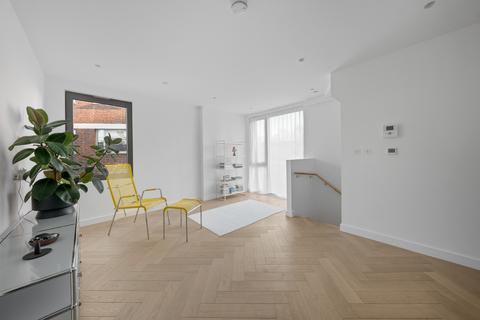 3 bedroom flat to rent, Maple Path, London E5