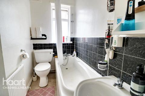 2 bedroom flat for sale, Grantham Gardens, Romford