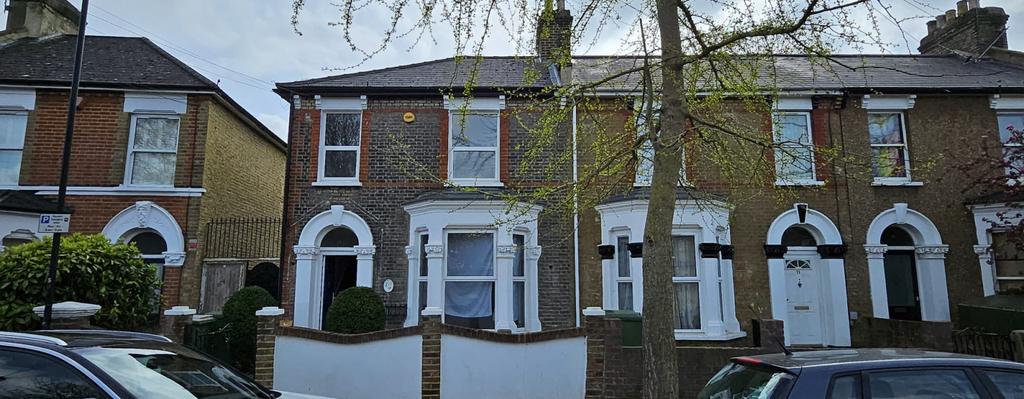 Stunning 3/4 Bedroom Semi-Detached House to Let