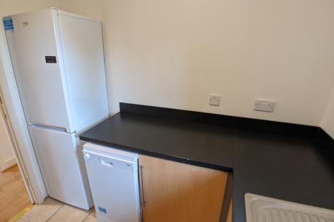 2 bedroom flat to rent, Mitford Road, Manchester M14
