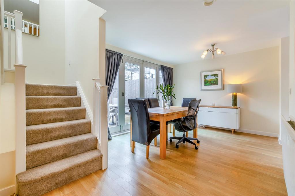 Lounge/Dining Area
