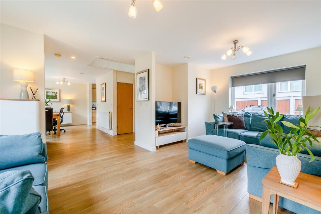 Lounge/Dining Area