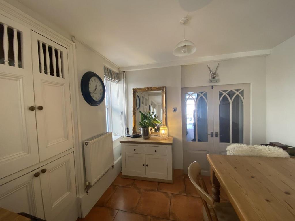 Kitchen2.jpg