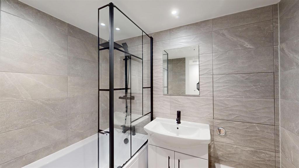 High Street 26 Flat 1 Bathroom.jpg