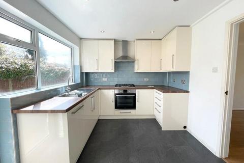 2 bedroom end of terrace house to rent, Waterside Way, Woking GU21