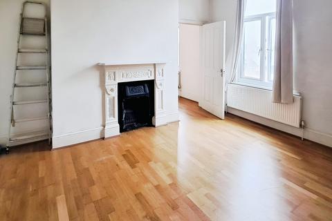 3 bedroom flat to rent, St Paul's Avenue, London NW2