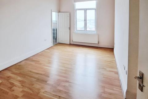 3 bedroom flat to rent, St Paul's Avenue, London NW2
