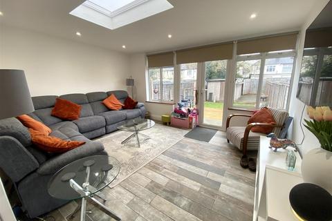 2 bedroom house for sale, Royston Avenue, London