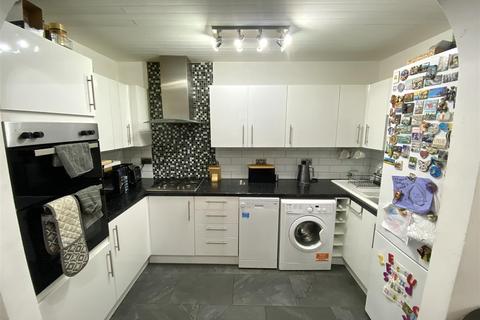 2 bedroom house for sale, Royston Avenue, London