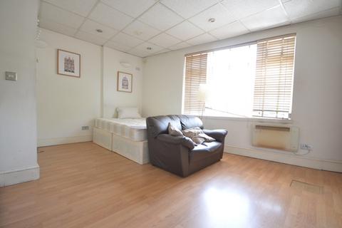 Studio to rent, Burdett Road, London E3