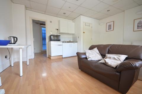 Studio to rent, Burdett Road, London E3