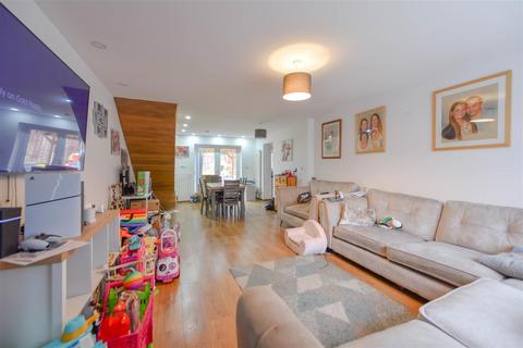 33 Beaumont Drive, Northampton, NN3 8PE