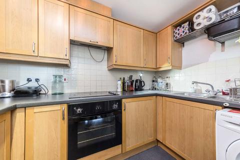2 bedroom flat to rent, Streatham High Road, London SW16