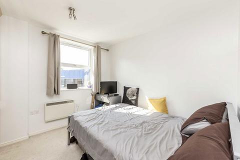 2 bedroom flat to rent, Streatham High Road, London SW16