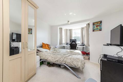 2 bedroom flat to rent, Streatham High Road, London SW16