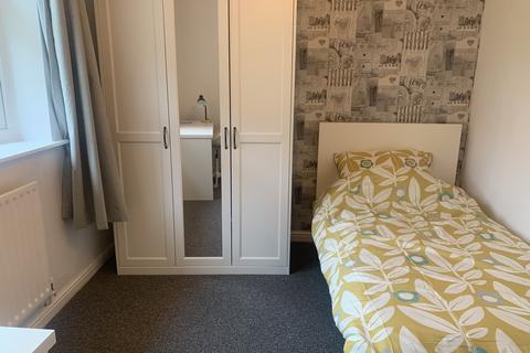 2 bedroom semi-detached house to rent, Keele Road, Newcastle ST5