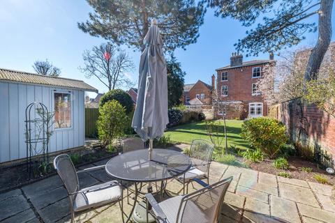 6 bedroom detached house for sale