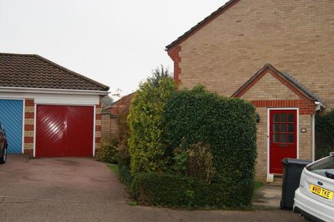 3 bedroom semi-detached house to rent, Haselmere Close, Bury St. Edmunds IP32