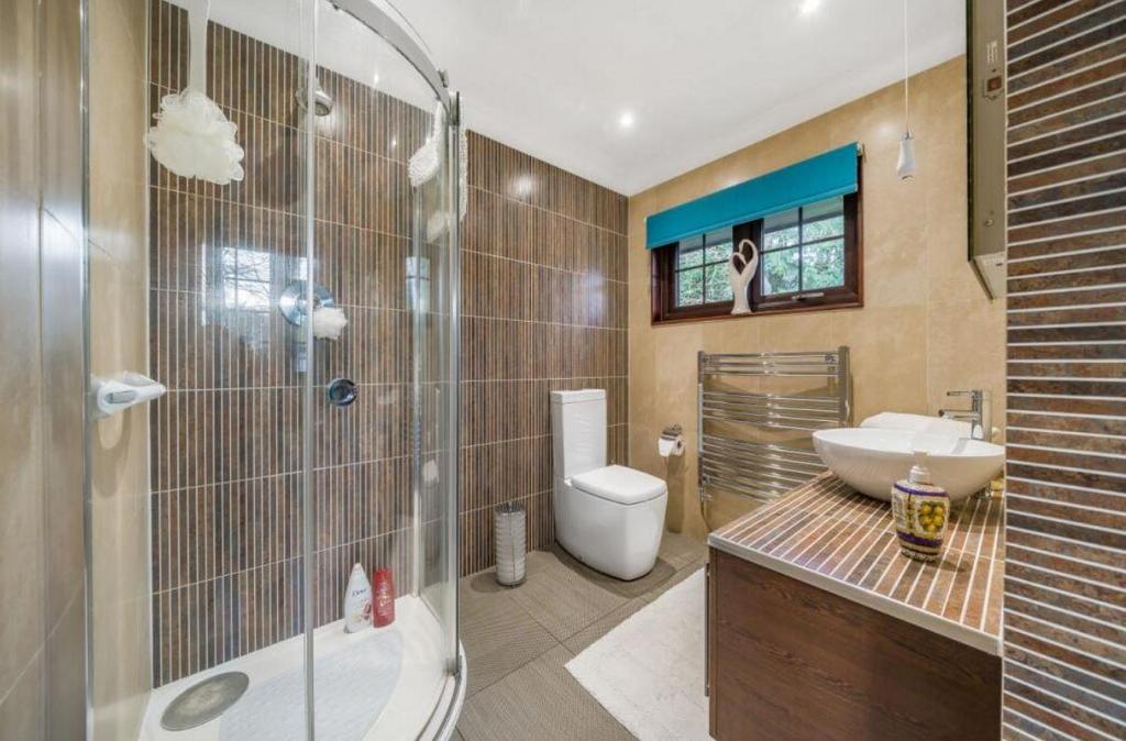 Ensuite.JPG