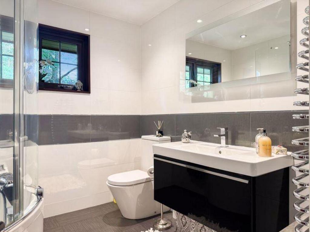 B ATHROOM.JPG
