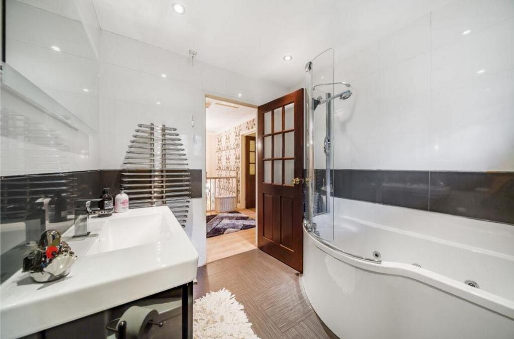 B ATHROOM2.JPG