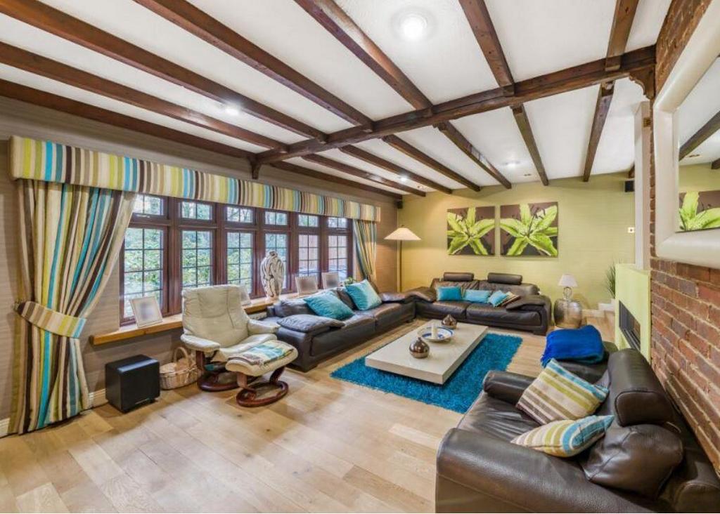 Living room2.JPG
