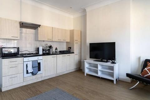 2 bedroom flat to rent, Cloudesdale Road, London
