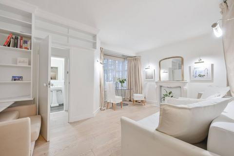 Studio to rent, Queens Square, Bloomsbury, London, WC1N